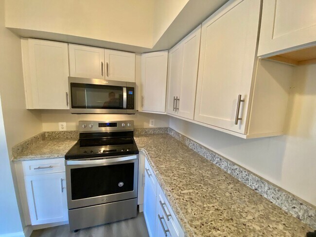 Building Photo - Large  Sunny Dupont Circle 2 bed 2 bath Ap...