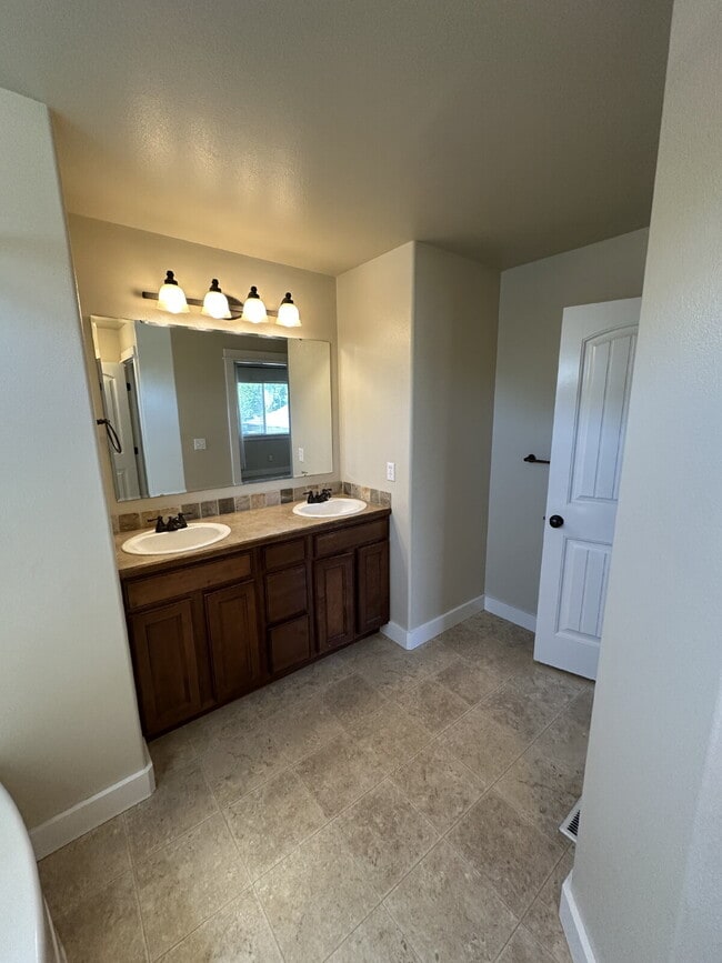 Building Photo - "Charming 4-Bed Home with Granite Accents & Hardwood Elegance in Meridian!"