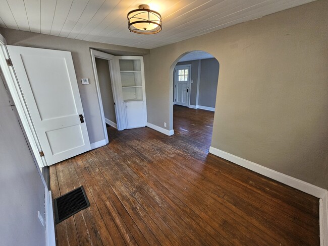 middle/dining room - 9 Maple St