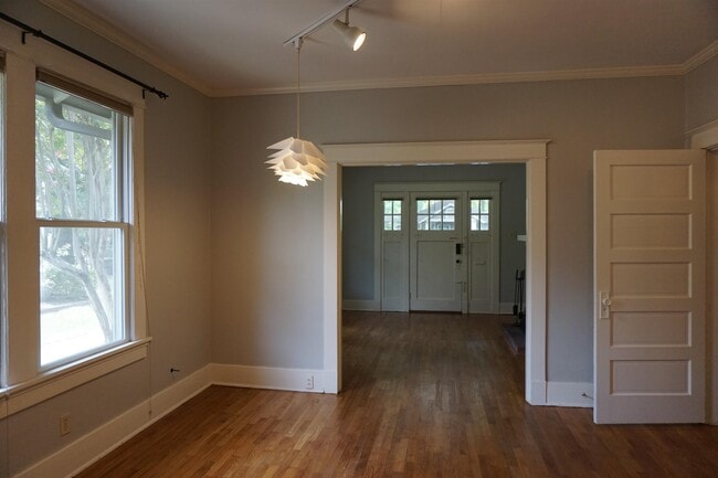 Building Photo - 2086 Lee Pl