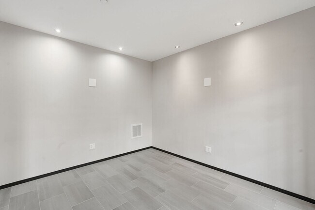 Building Photo - This exceptional West Market location is just steps from Reston Town Center, offering convenient ...