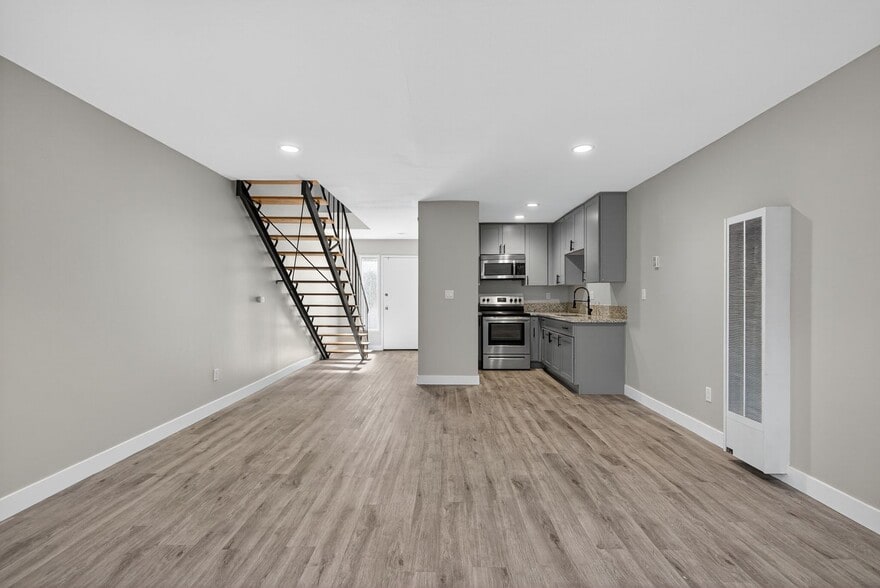 Building Photo - 13392 Magnolia St