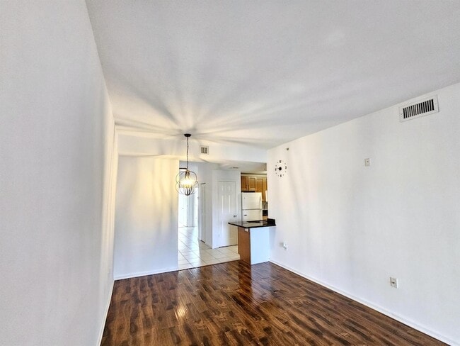 Building Photo - 2020 Greenview Shores Blvd