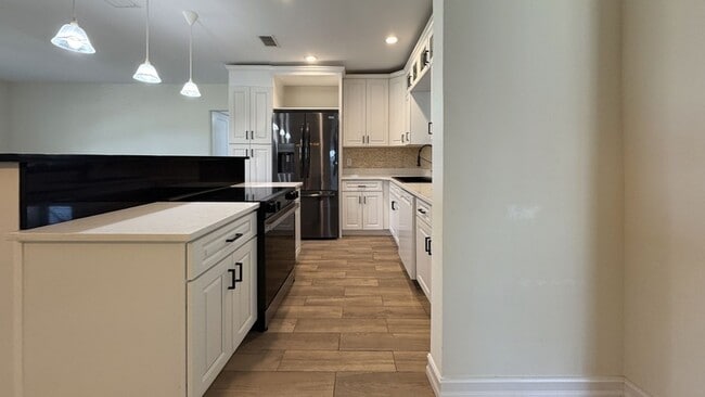 Building Photo - 6660 Bay St