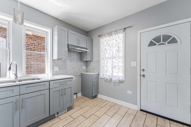 Building Photo - 7008 S Oakley Ave