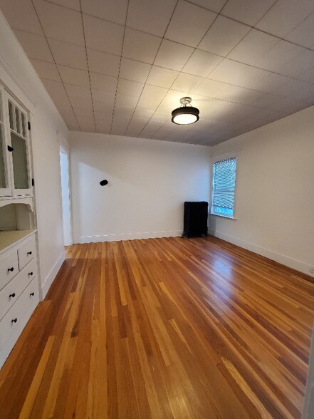 Building Photo - 25 Oak St