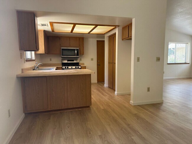 Building Photo - Well maintained home in desirable neighbor...