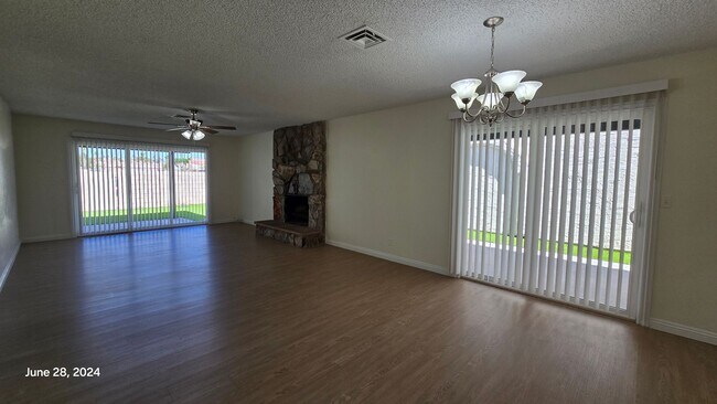 Building Photo - Stunning 3bed/2bath home nestled in a grea...