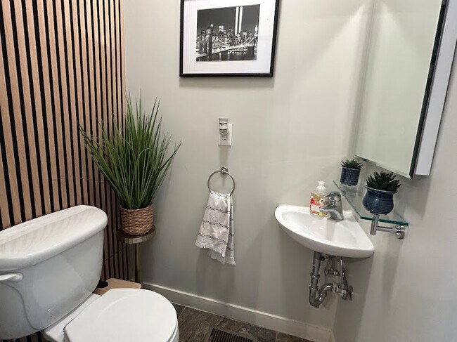 Building Photo - 4577 Madison Ave