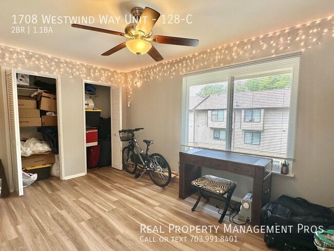 Building Photo - Light & Bright End Unit-Walk to Metro & Sh...