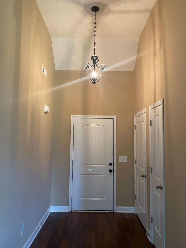 Building Photo - Executive Living!