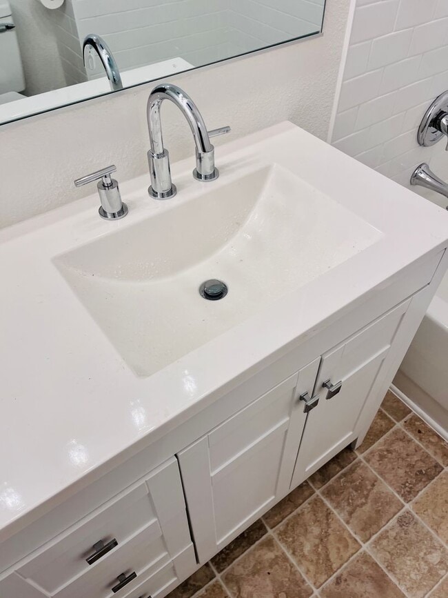 Building Photo - Large renovated 2 bedroom apartment in the...