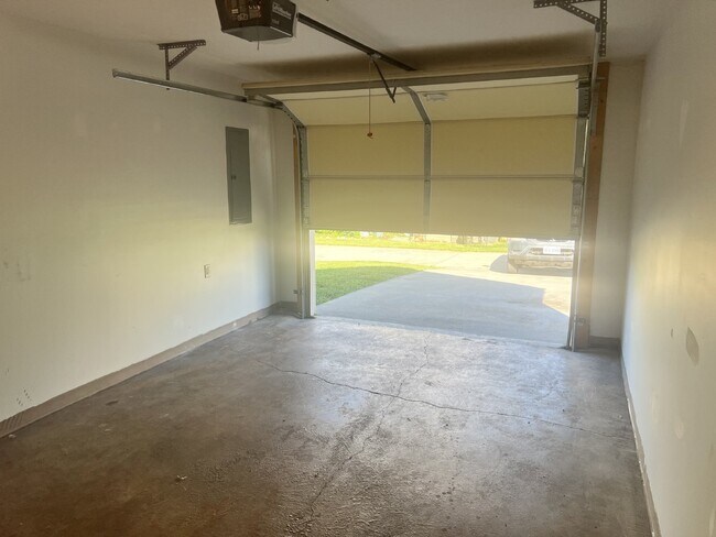 Building Photo - Charming 3-Bedroom End Unit Townhouse in B...