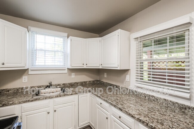 Building Photo - 4328 Lonsdale Ave