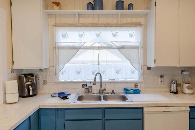 Building Photo - 640 S Columbia St