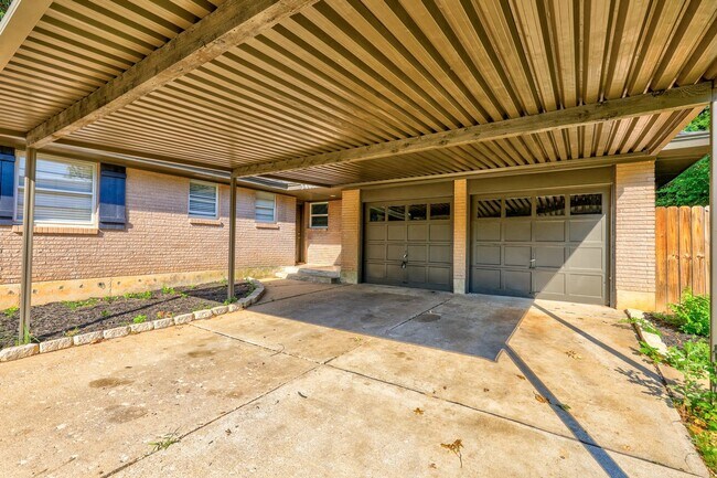 Building Photo - Spacious Elegance: Open Floor Plan, Dual V...