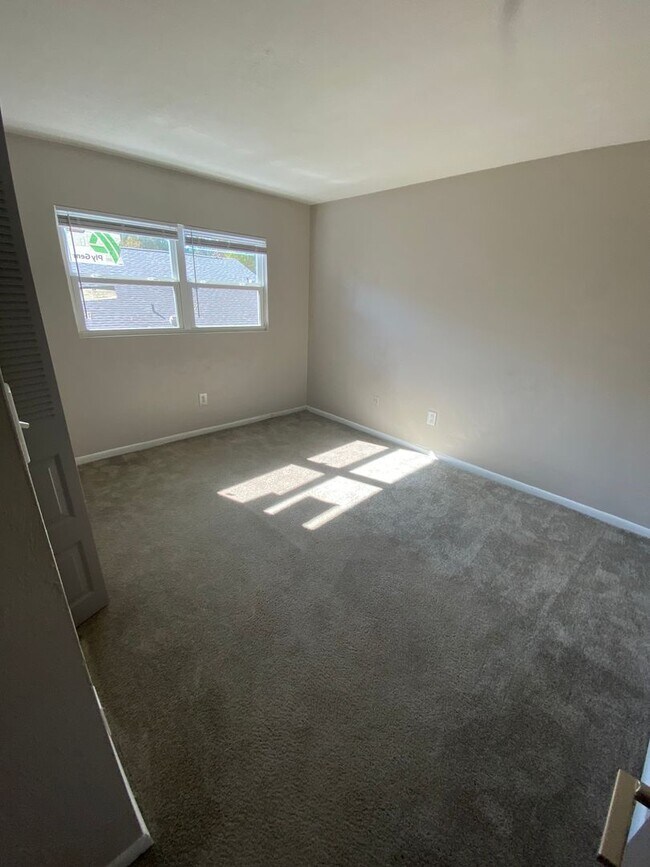 Building Photo - 2 Bed 1.5 Bath Condo