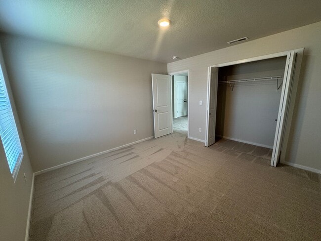Building Photo - 5 bedroom House in Northeast Salem!