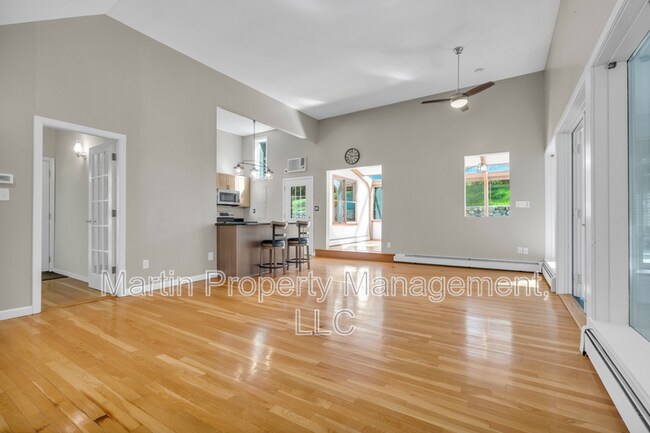 Building Photo - 606A Springs Rd