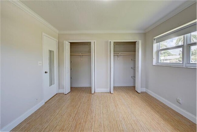 Building Photo - 110 Seminole Ln
