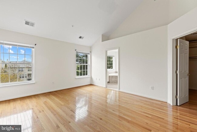 Building Photo - 11201 Woodglen Dr