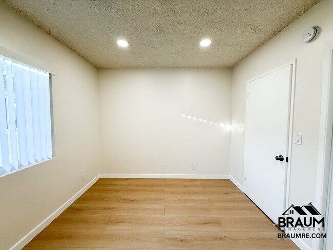 Building Photo - 13115 Oxnard St