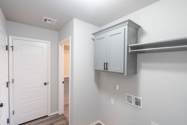 Building Photo - 3 Bed | 2 Bath in Broken Arrow!