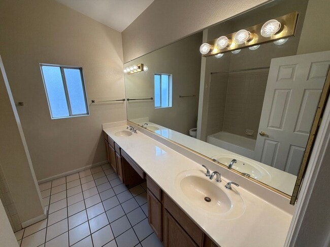Building Photo - 837 N Oak Ct