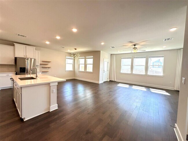 Building Photo - 15701 Ellinger Dr