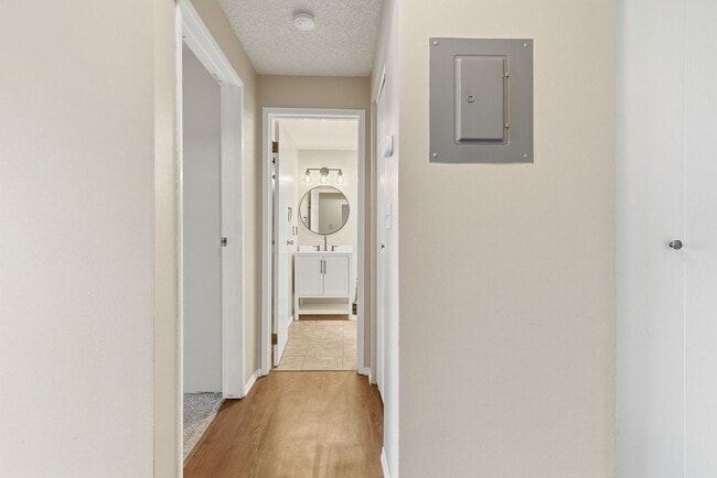 Building Photo - 6121 E 6th Ave