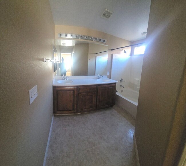 Building Photo - Beautiful 4 Bedroom Home in Mountains Edge
