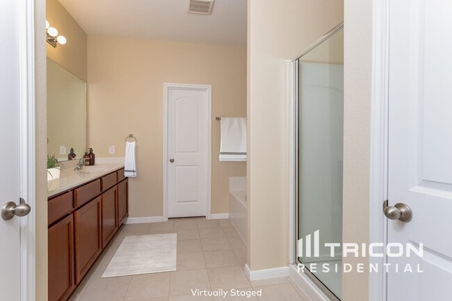 Building Photo - 301 Summer Horse Dr