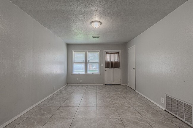 Building Photo - 3 Bed 2 Bath in OKC!