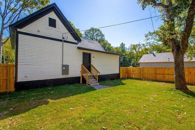 Building Photo - 306 S Schiller St