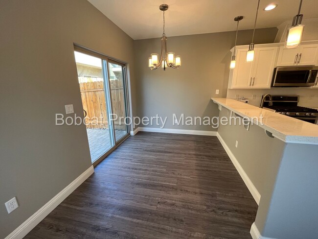 Building Photo - 3 Bedroom 2.5 Bathroom Townhouse in Carson...