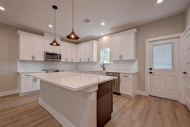 Building Photo - 811 Avenue J