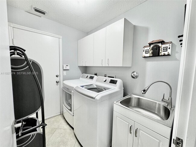 Building Photo - 19754 Dinner Key Dr