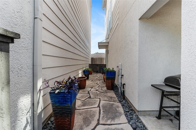 Building Photo - 1507 Sandman St