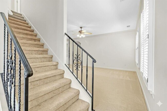 Building Photo - 7520 Crystal Lake Dr