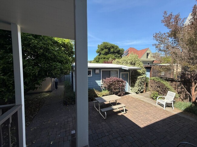 Building Photo - 5BR 1.5BA Berkeley Home | W/D, Dishwasher, Backyard + Storage Near Shattuck & Berkeley Bowl
