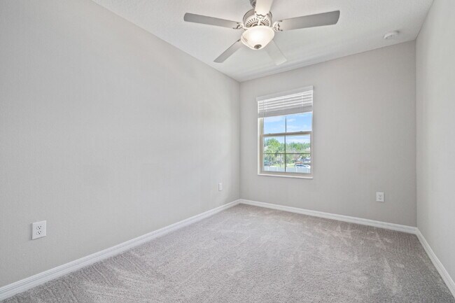 Building Photo - "Charming Water-view Retreat in a gated co...
