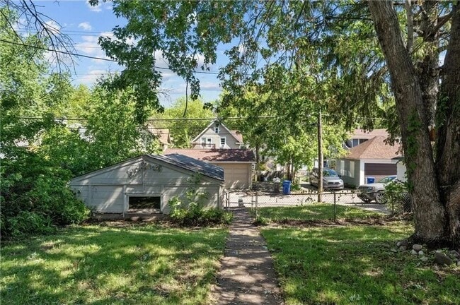 Building Photo - Updated 3 BR/1 BA Single-Family Home in St...