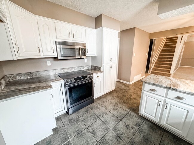 Building Photo - 166 E Lawnwood Dr