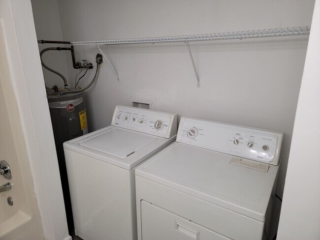 Building Photo - 1550 Fairfax Dr