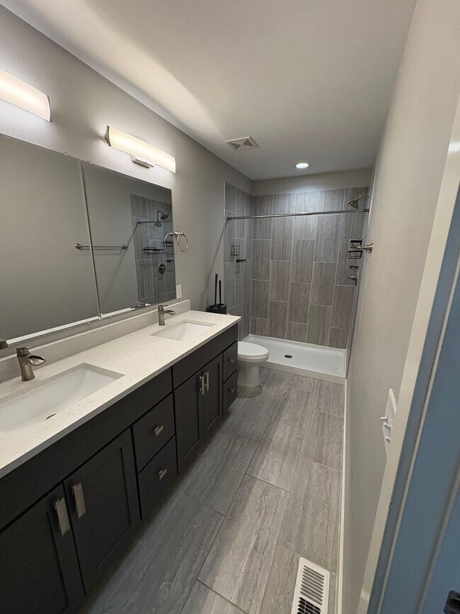 Building Photo - 4 Bedroom Home