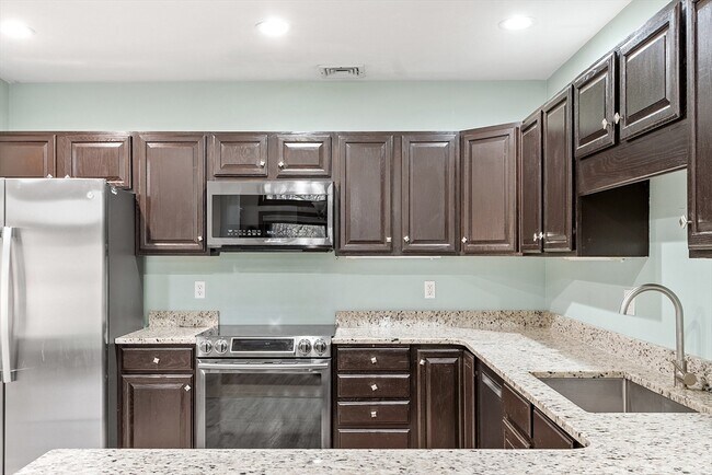 Building Photo - 1105 Ridgefield Cir