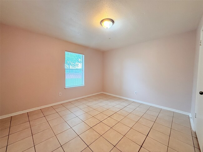 Building Photo - 208 Laurie Ln