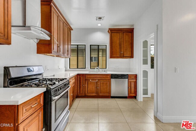 Building Photo - 1492 W 28th St