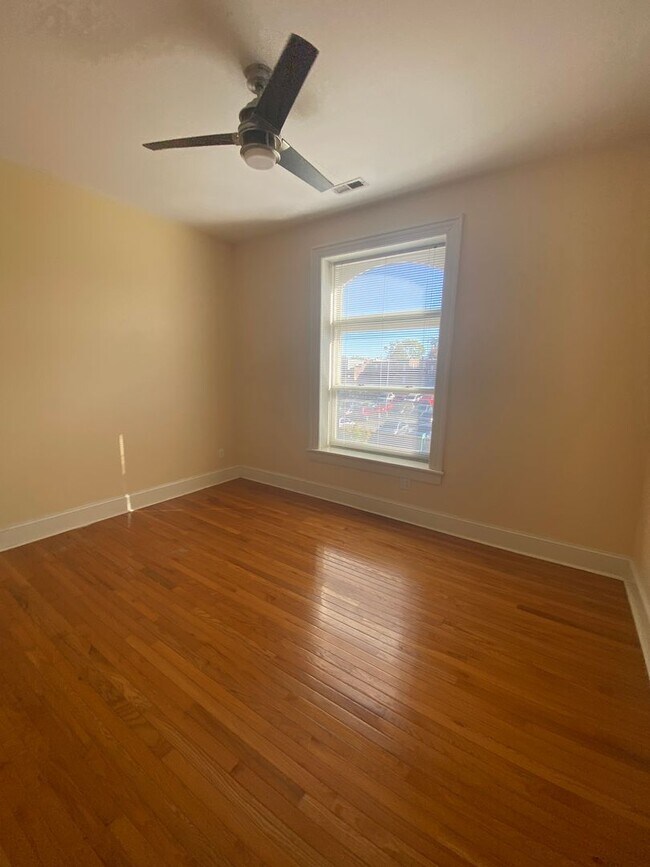 Building Photo - Beautiful 2 Bed 1 Bath in THE GROVE!