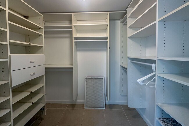 Building Photo - An Enchanted View Townhome